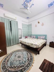 ウダイプールにあるHotel Lake Vista Staysのベッドルーム1室(ベッド2台、ラグ付)