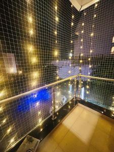 ウダイプールにあるHotel Lake Vista Staysのタイル張りの壁、照明付きのバスルーム