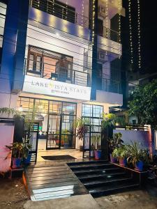 ウダイプールにあるHotel Lake Vista Staysの鉢植えの建物