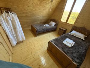 une vue aérienne d'une chambre avec deux lits et un canapé dans l'établissement Dzaria cottage, à Martvili