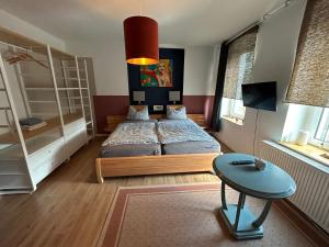 een slaapkamer met een bed en een tafel erin bij Brandt Apartments in Erfurt