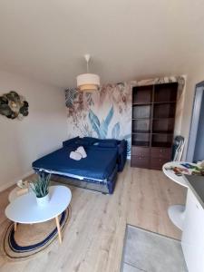 een kleine kamer met een bed en een tafel bij Au Nichoir in Erstein +2 foto's