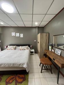 Schlafzimmer mit einem Bett und einem Holzschreibtisch in der Unterkunft Cozy Beachside Retreat in Puek Tian, Thailand in Ban Tanot Noi