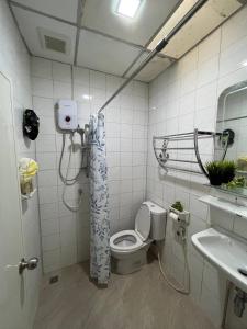 ein Badezimmer mit Dusche, Toilette und Waschbecken in der Unterkunft Cozy Beachside Retreat in Puek Tian, Thailand in Ban Tanot Noi