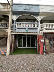 ein großes Gebäude mit einem grünen Hof davor in der Unterkunft Cozy Beachside Retreat in Puek Tian, Thailand in Ban Tanot Noi