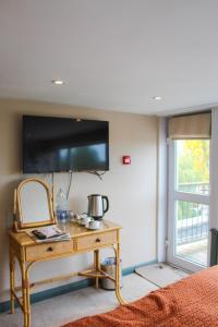 Μια τηλεόραση ή/και κέντρο ψυχαγωγίας στο The Crescent Turner Hotel