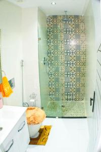 a bathroom with a shower with a toilet and a sink at Belle appartement a mahdia plage in Kenitra