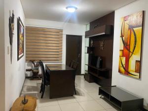 ein Wohnzimmer mit einem Schreibtisch im Zimmer in der Unterkunft Equipetrol departamento minino 2dias in Hamacas