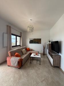 Телевизор и/или развлекательный центр в Idyllic Villa La Hoya Private Pool