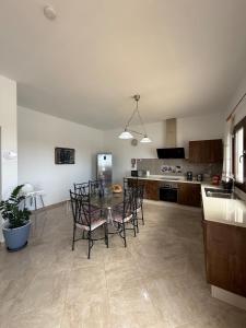 Кухня или мини-кухня в Idyllic Villa La Hoya Private Pool
