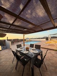 Бассейн в Idyllic Villa La Hoya Private Pool или поблизости