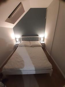 a bed in a room with two lights on at Gesamte Unterkunft Apartment in Ludwigslust in Ludwigslust