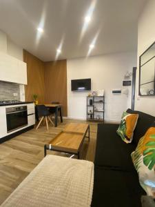 een woonkamer met een bank en een tafel bij Zefiro Ostia in Lido di Ostia