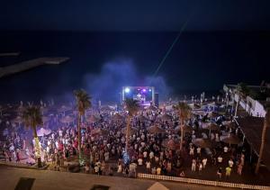 eine große Menschenmenge bei einem Konzert in der Nacht in der Unterkunft Juliana Golden Beach Resort in Hurghada