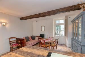ein Wohnzimmer mit Sofa und Tisch in der Unterkunft Au Cœur De Guérande - Intra Muros in Guérande