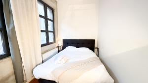 アントワープにあるNEW Central old town - Exclusive Residencesのタオル2枚が備わるドミトリールームのベッド1台分です。 +47枚の写真