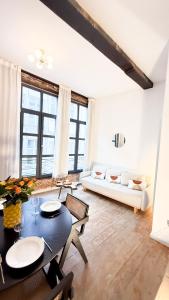 アントワープにあるNEW Central old town - Exclusive Residencesのテーブルとソファのあるリビングルーム