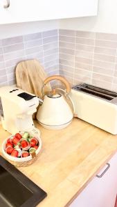 アントワープにあるNEW Central old town - Exclusive Residencesのキッチン(トースター、フルーツ入りカウンター付)