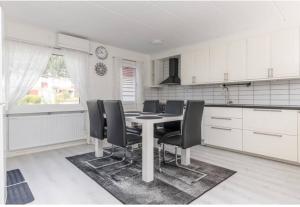 Kuchyň nebo kuchyňský kout v ubytování Day To Day Motel