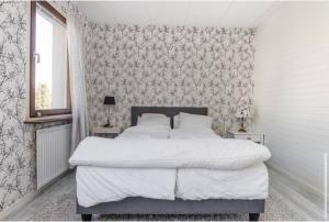 Un dormitorio con una cama blanca grande y una ventana en Day To Day Motel, en Ludvika