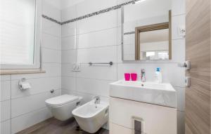 um banheiro branco com uma pia e um vaso sanitário em Apartman Topolino em Vodnjan mais 30 fotografias
