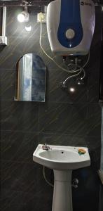 大吉岭Shubh Aagaman Homestay的浴室里有洗手池和镜子