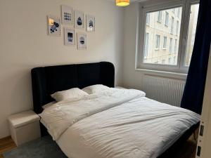 Ένα ή περισσότερα κρεβάτια σε δωμάτιο στο 2BR, balcony, central, danube, U6 & S-Bahn - BRN 22