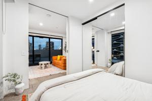 Postel nebo postele na pokoji v ubytování Luxury Marina Tower Stay Waterfront & City Views