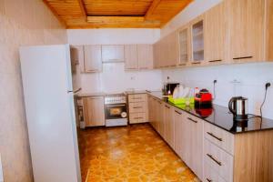 Η κουζίνα ή μικρή κουζίνα στο Gmasters Homes Kabeza