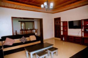 Μια τηλεόραση ή/και κέντρο ψυχαγωγίας στο Gmasters Homes Kabeza