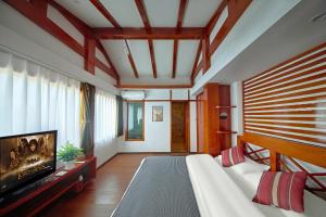 Una sala de estar con un sofá blanco y un televisor. en Lijiang Tongfu Inn, en Lijiang