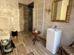 een badkamer met wastafel, douche en toilet bij La casa di Hermes in Imola