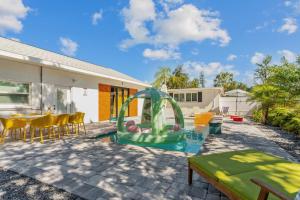 einen Hinterhof mit einem Pool mit einer Wasserrutsche in der Unterkunft 6br Sleeps 21 Tropical Villa Heated Pool Hot Tub in Cedar Hammock