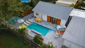 eine Draufsicht auf ein Haus mit Swimmingpool in der Unterkunft 6br Sleeps 21 Tropical Villa Heated Pool Hot Tub in Cedar Hammock