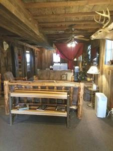 ein Zimmer in der Lodge mit einem Bett und einem Hirschkopf in der Unterkunft Comfortable Room Rental for a Vacation in Poweshiek County, Iowa in Montezuma