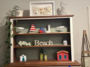 Ein Regal mit Spielzeug und ein Schild mit der Aufschrift „Greifen“ in der Unterkunft Refúgio em Juquehy no centro a poucos metros do mar com piscina privativa aquecida in São Sebastião