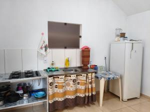 a kitchen with a sink and a refrigerator at Mini lar 2 in Caparaó Velho