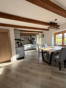 Η κουζίνα ή μικρή κουζίνα στο Kramersacherl Raab-Modernes Wohnen im alten Charme