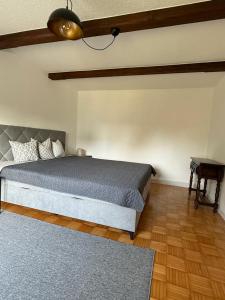 Ένα ή περισσότερα κρεβάτια σε δωμάτιο στο Kramersacherl Raab-Modernes Wohnen im alten Charme