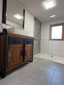 Ένα μπάνιο στο Kramersacherl Raab-Modernes Wohnen im alten Charme