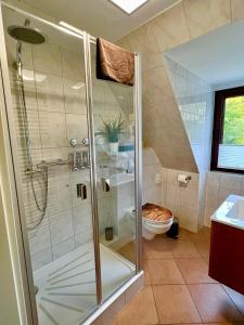 Ένα μπάνιο στο Peedy's luxuriöse 60m² Wohnung mit Balkonterrasse