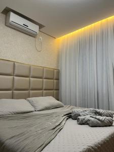 a bedroom with a large bed with a large headboard at Studio aconchegante e tranquilo! Perto de tudo! in Indaial