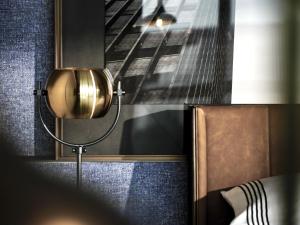 een kamer met een lamp naast een bed bij Thompson Shanghai Expo in Shanghai