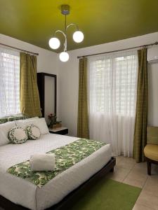 Ένα ή περισσότερα κρεβάτια σε δωμάτιο στο Rehobot MountainView-Hidden Rainforest Gem +80 φωτογραφίες