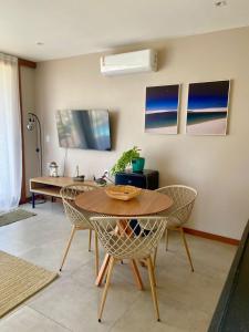 Μια τηλεόραση ή/και κέντρο ψυχαγωγίας στο Luxo, Conforto & Piscina no Refúgio do Igarapé