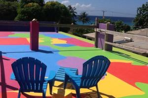 twee stoelen en een tafel met een kleurrijke vloer bij wKd bEach loFts THuNDER bAy Colourful in Saint James +10 foto's