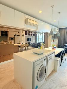 eine Küche und ein Wohnzimmer mit einer Waschmaschine in der Unterkunft Crown Suites At Platinum KLCC in Kuala Lumpur