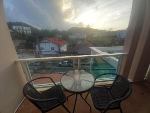 een tafel en stoelen op een balkon met uitzicht bij Lucky3star in Patong Beach