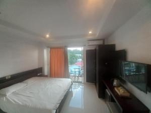 een slaapkamer met een bed en een flatscreen-tv bij Lucky3star in Patong Beach