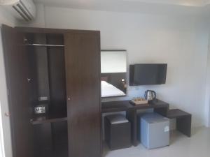 een kamer met een bureau, een computer en een televisie bij Lucky3star in Patong Beach +8 foto's